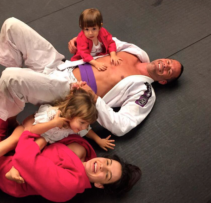 Malvino Salvador treina <i>jiu jitsu</i> com a esposa Kyra Gracie e as filhas!