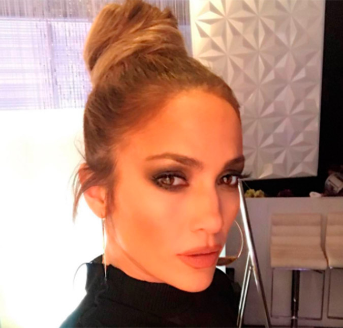 Após seis dias, Jennifer Lopez encontra parentes que sofreram com o Furacão Maria em Porto Rico