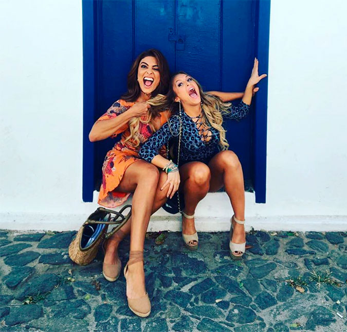 Juliana Paes puxa cabelo de Carla Diaz em clique: <i>Eu pego... Ah se pego!</i>