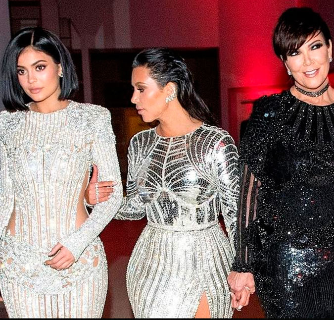 Apesar da surpresa, Kim Kardashian e Kris Jenner estão apoiando gravidez de Kylie, saiba os detalhes