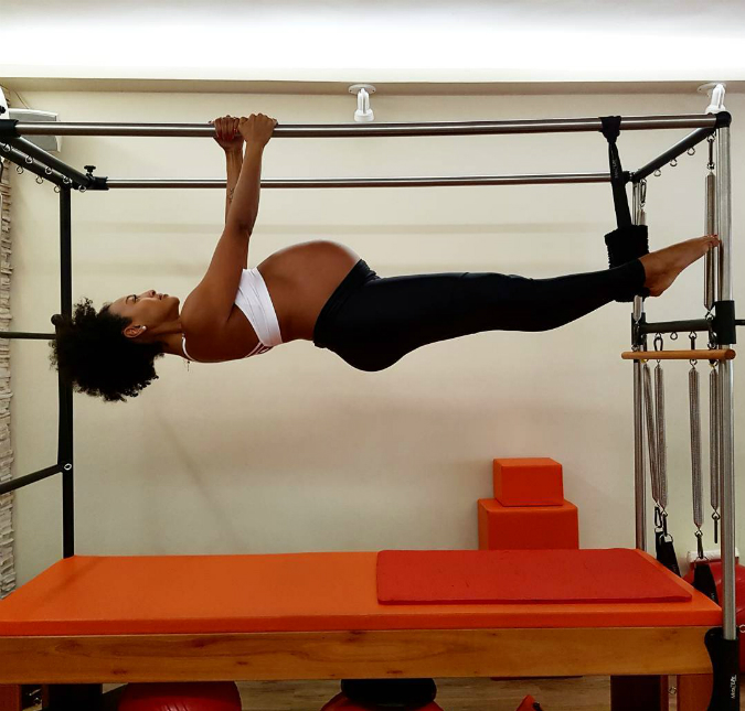Sheron Menezzes desafia a gravidade em aula de <i>pilates</i> e fãs vão à loucura, confira!
