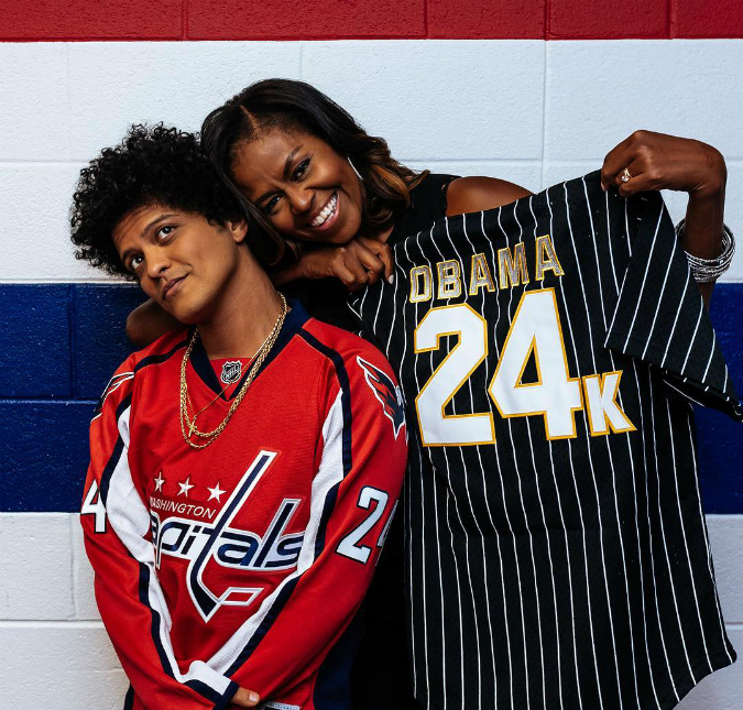 Após<i> show</i> em Washington, Bruno Mars é tietado por Michelle Obama: <i>Nos abençoou com a presença dela</i>