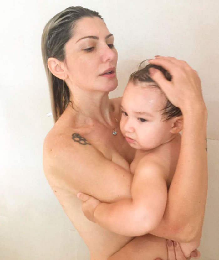 Antonia Fontenelle toma banho com o filho e se derrete: <i>Mais lindo do planeta</i>