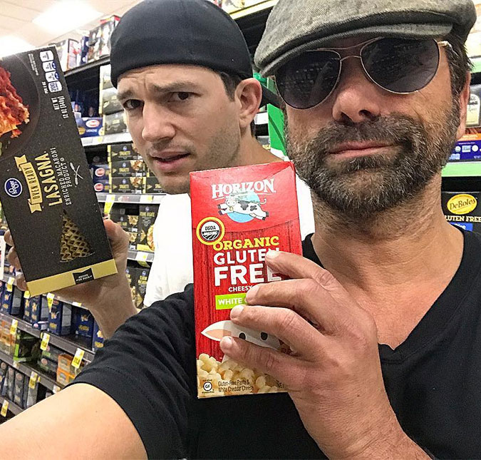 Ashton Kutcher e John Stamos se encontram em supermercado e registram o momento!