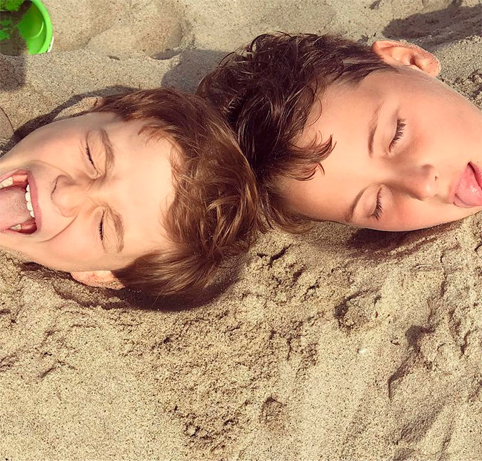 Claudia Leitte se diverte com filhos em praia, vem ver!