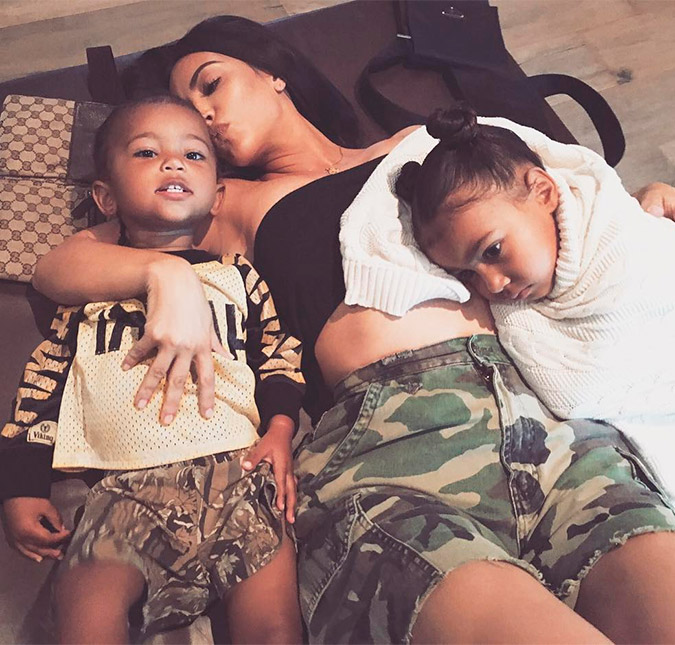 As Kardashians não poderiam estar mais felizes com a família crescendo: <i>- Não tem nada de dramático!</i>