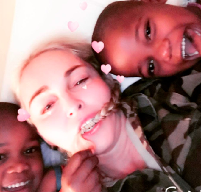 Filhas de Madonna cantam <I>Olha a Explosão</I> em vídeo, assista!