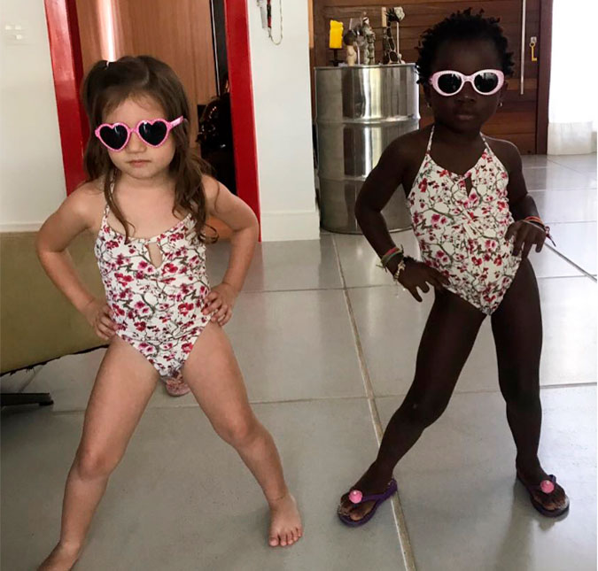 Titi mostra muito estilo na hora de ir à piscina com melhor amiga, vem ver!