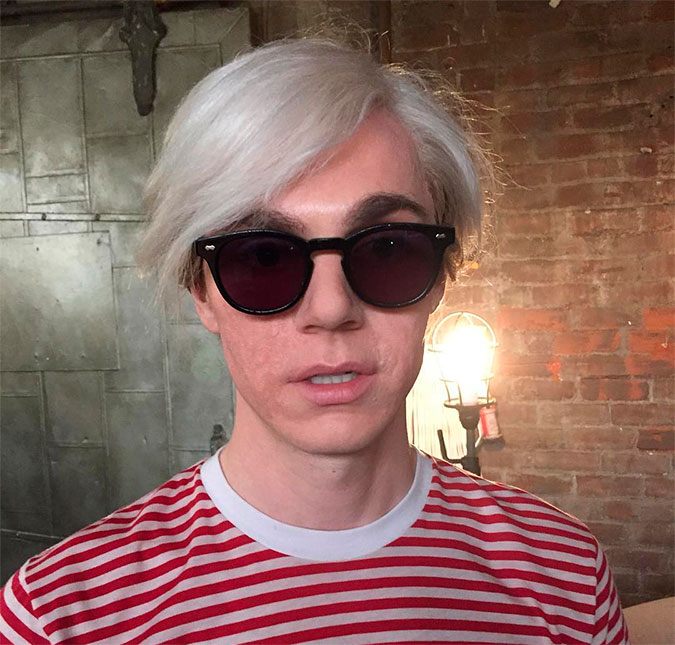 Evan Peters aparece pela primeira vez caracterizado como Andy Warhol em <i>American Horror Story: Cult</i>!