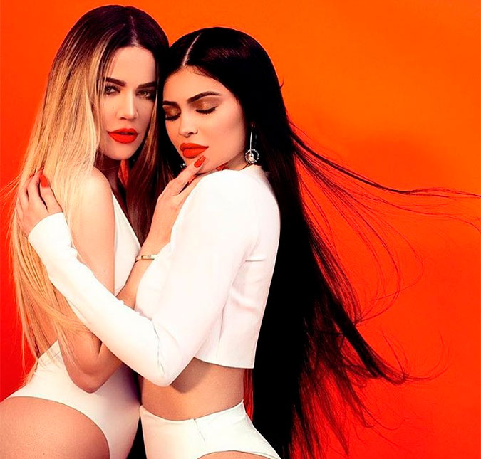 Supostamente grávidas, Khloé Kardashian e Kylie Jenner já estariam se preparando para a chegada dos bebês!