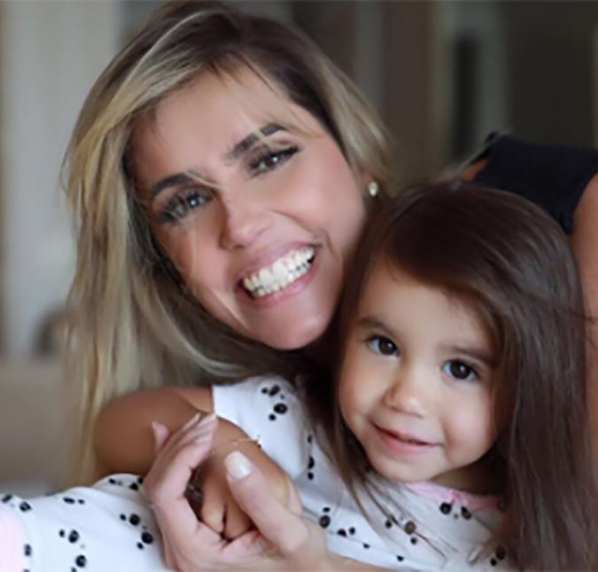 Deborah Secco é daquelas mães que não só fala de maternidade, como mostra seus momentos através de vídeos para lá de divertidos. Maria Flor, filha única da atriz com Hugo Moura, já apareceu pintando a unha, fazendo maquiagem e até aprendendo algumas palavras e brincadeiras com a mãe. É instigante acompanhar o desenvolvimento da criança, que está sendo para lá de estimulada em cada pequeno momento que compartilha com os pais. Deborah Secco é daquelas mães que não só fala de maternidade, como mostra seus momentos através de vídeos para lá de divertidos. Maria Flor, filha única da atriz com Hugo Moura, já apareceu pintando a unha, fazendo maquiagem e até aprendendo algumas palavras e brincadeiras com a mãe. É instigante acompanhar o desenvolvimento da criança, que está sendo para lá de estimulada em cada pequeno momento que compartilha com os pais.