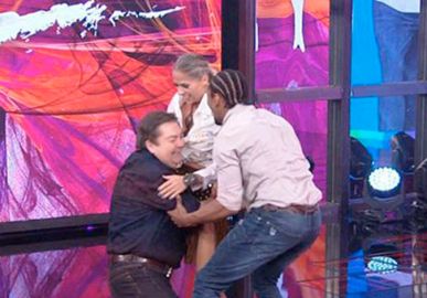 Adriane Galisteu se empolga e derruba Faustão no <I>Domingão do Faustão</I>, veja!