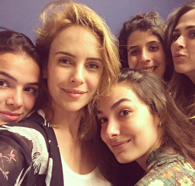 Tatá Werneck e Bruna Marquezine posam em clique com elenco de <i>Deus Salve o Rei</i>, confira!