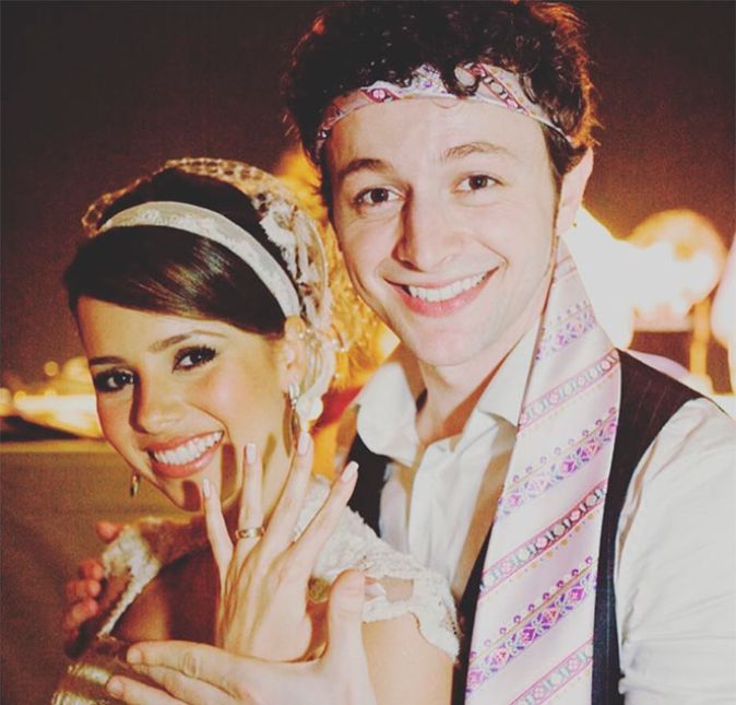 Certos de que dessa vez iriam ficar juntos para sempre, em 2008 eles subiram ao altar. A união foi oficializada em uma cerimônia realizada na casa dos pais dela em um condomínio em Campinas - e você aí achando que Marina Ruy Barbosa tinha inventado o interior! Sandy foi levada ao altar pelo pai Xororó, ao som de uma trilha instrumental composta pelo noivo. Tem como ser mais romântico que isso? Certos de que dessa vez iriam ficar juntos para sempre, em 2008 eles subiram ao altar. A união foi oficializada em uma cerimônia realizada na casa dos pais dela em um condomínio em Campinas - e você aí achando que Marina Ruy Barbosa tinha inventado o interior! Sandy foi levada ao altar pelo pai Xororó, ao som de uma trilha instrumental composta pelo noivo. Tem como ser mais romântico que isso?