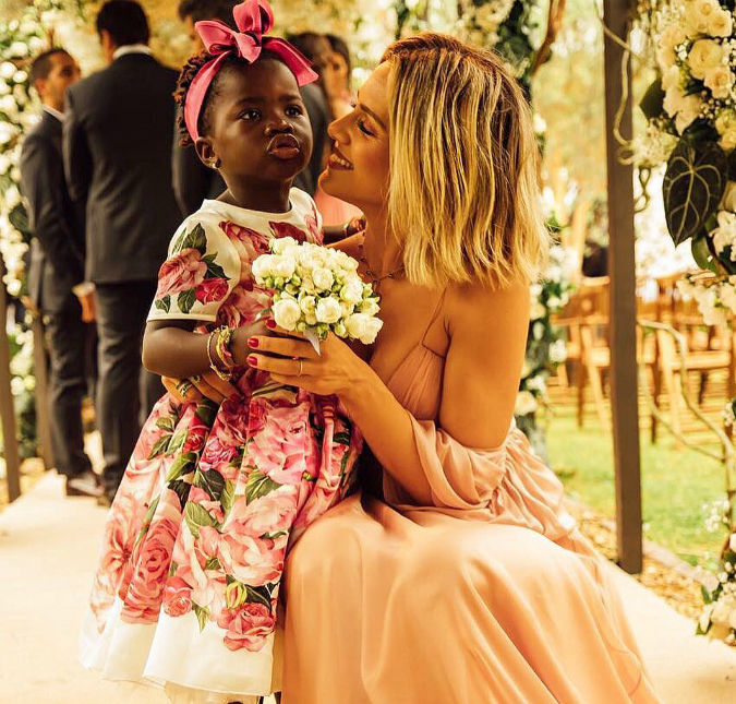 Giovanna Ewbank revela como Titi a desperta: - <i>Ela me acorda dando beijo e dizendo:</i> Mamãe, mamãe, o sol nasceu!