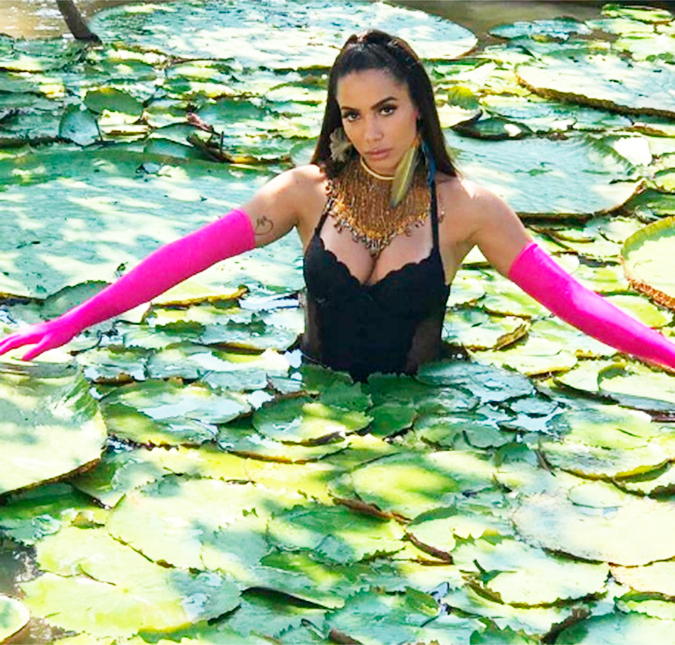 Na Amazônia, Anitta compartilha bastidores de novo clipe e faz pergunta indiscreta sobre cobra, veja!