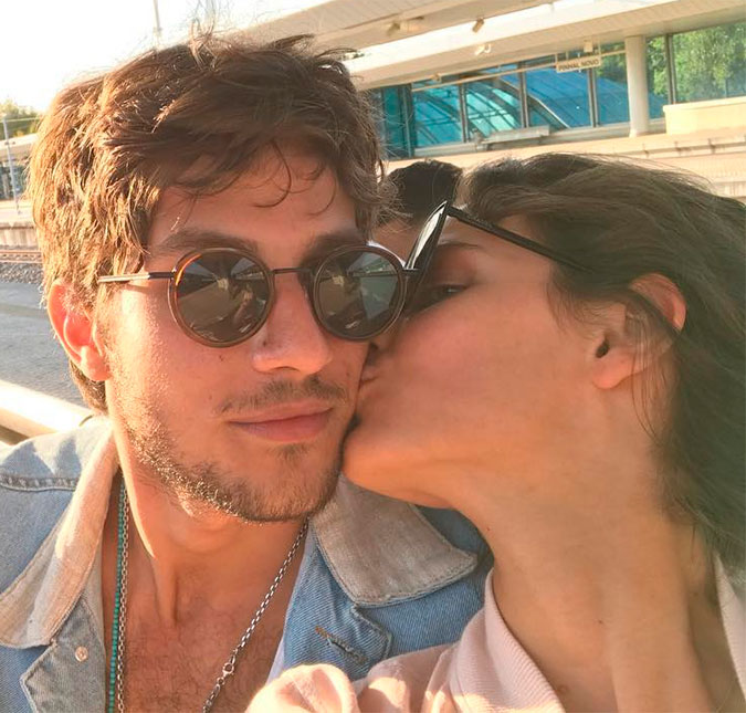 De cabelo novo, Chay Suede ganha beijinho de Laura Neiva em Portugal!