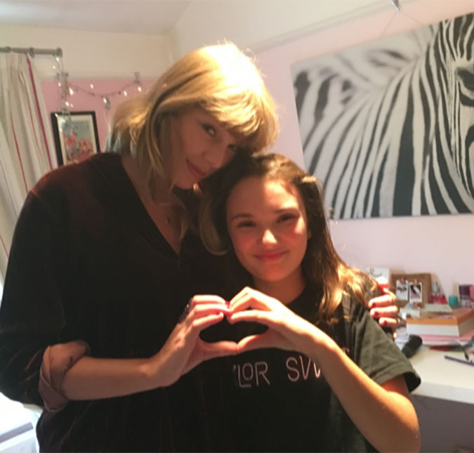 Taylor Swift surpreende e visita fã, saiba como foi!