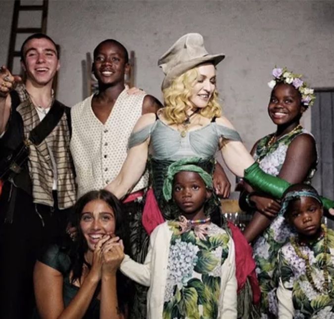 Essa foto que você vê acima foi a primeira divulgada pela cantora com toda a sua família durante a celebração de seu aniversário de 59 anos idade, em 2017, em uma festa com temática egípcia organizada por ela na cidade de Lecce, na Itália. Essa foto que você vê acima foi a primeira divulgada pela cantora com toda a sua família durante a celebração de seu aniversário de 59 anos idade, em 2017, em uma festa com temática egípcia organizada por ela na cidade de Lecce, na Itália.