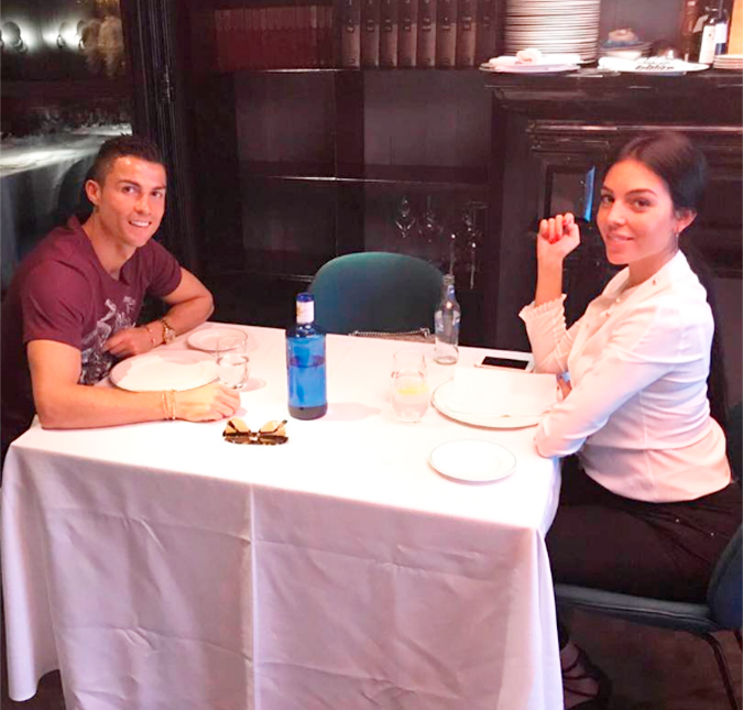 Esperando o quarto filho, Cristiano Ronaldo e namorada curtem almoço romântico