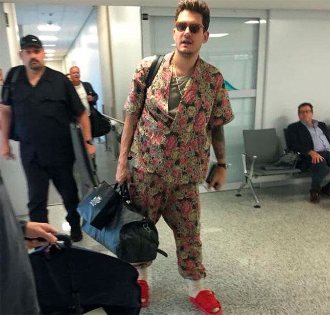 John Mayer chega ao Rio de Janeiro usando chinelo e meia, vem ver!