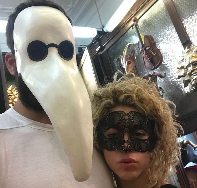 Mascarados, Shakira e Piqué afastam ainda mais rumores sobre separação, confira!