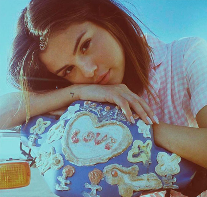 Em vídeo fofo, Selena Gomez dá lição de empoderamento à irmã mais nova, confira!