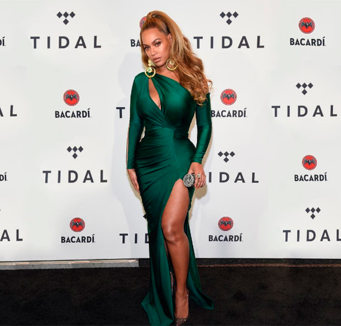 Quatro meses após dar à luz, Beyoncé exibe corpo sarado ao surgir com vestido ousado em evento com Jay-Z