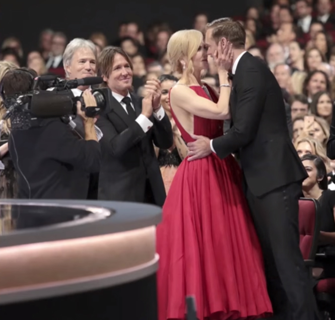 Nicole Kidman fica desconcertada ao rever beijo na boca dado em colega no <i>Emmy</i>, assista!