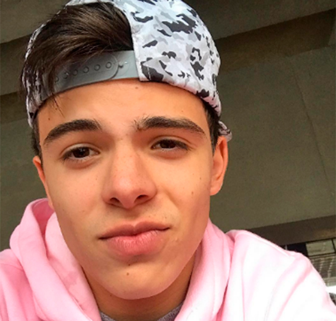 Emocionado, Thomaz Costa encontra avô que estava desaparecido e faz relato na <i>web</i>
