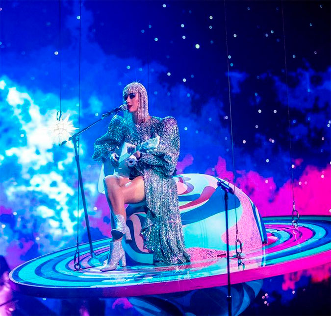 Katy Perry faz piada sobre ficar suspensa no ar em <i>show</i> devido falha técnica, confira o vídeo!