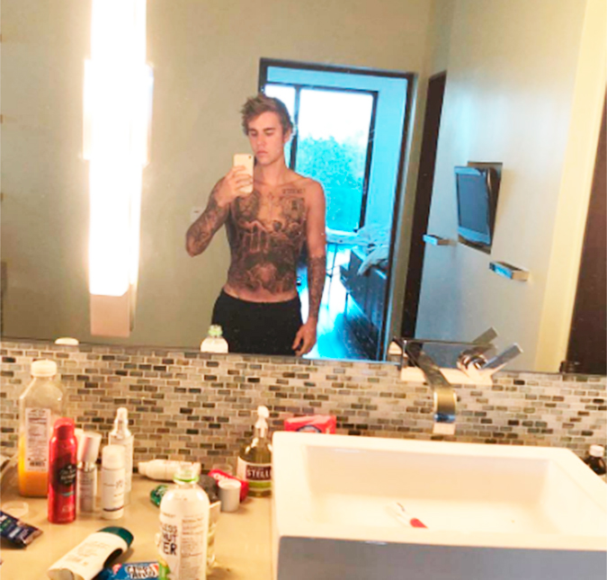 Justin Bieber choca fãs ao <i>fechar</i> a barriga com tatuagens