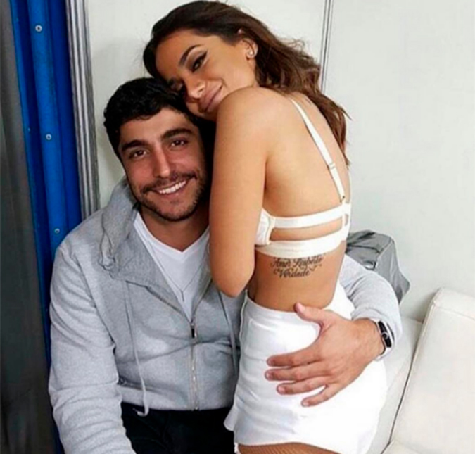 Anitta surge em clique raro com o namorado, Thiago Magalhães