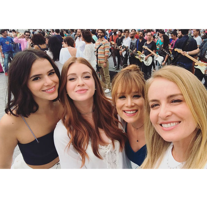 Bruna Marquezine e Marina Ruy Barbosa gravam juntinhas vinheta de fim de ano da <i>Globo</i>!