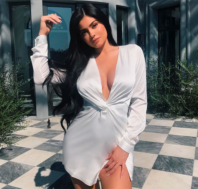 Kylie Jenner estaria empolgada por estar grávida de uma menina, diz <i>site</i>