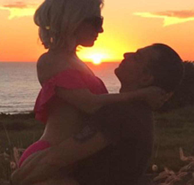 Lady Gaga publica clique raro com o namorado, Christian Carino