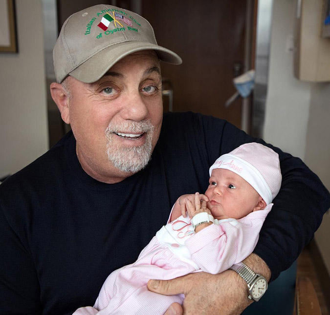 Aos 68 anos de idade, cantor Billy Joel dá às boas vindas à terceira filha