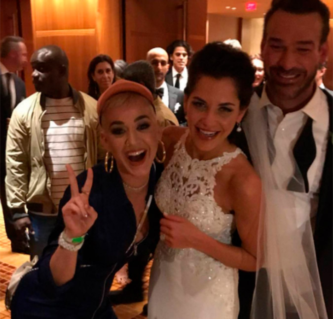 Katy Perry não só invadiu casamento, como dançou muito com os noivos, assista ao vídeo!