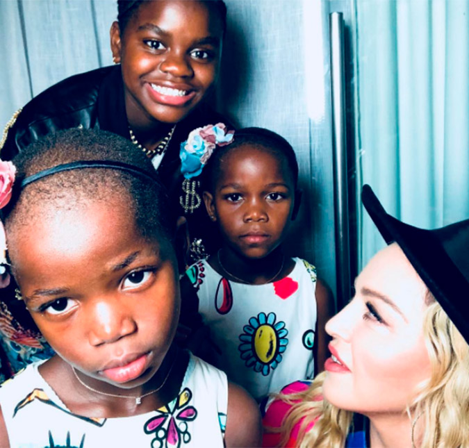 Madonna já está no Brasil para o casamento de seu empresário - e ela trouxe as filhas!