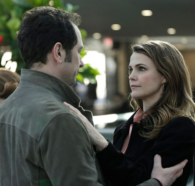 Tendo como cenário a Guerra Fria na década de 1980, a série The Americans conta a história de Elizabeth, vivida por Keri Russell e Philip Jennings, interpretado por Matthew Rhys, dois agentes soviéticos da KGB que se fazem passar por um casal norte-americano a viver nos subúrbios de Washington, nos Estados Unidos. Todas as temporadas estão na Amazon Prime Video.