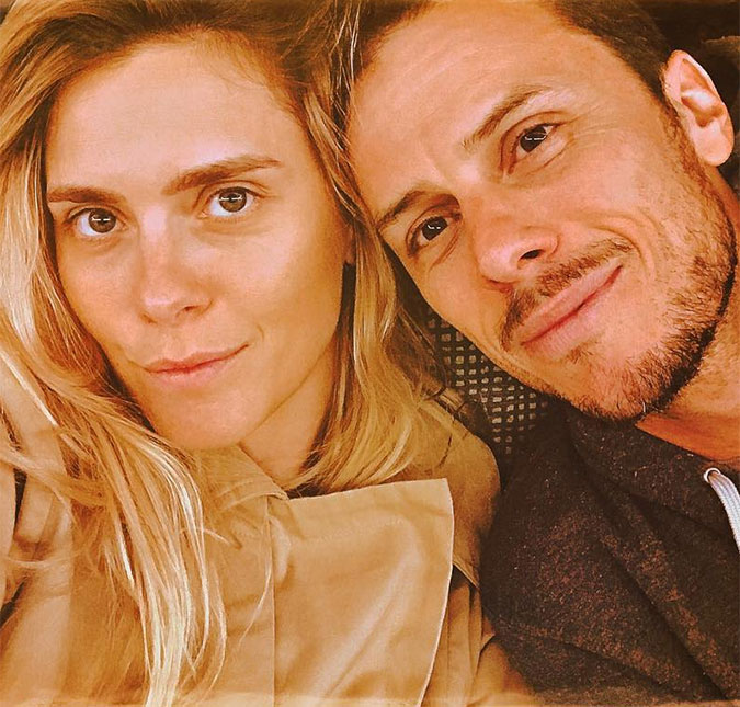 Carolina Dieckmann posta foto coladinha com Tiago Worcman, veja o clique!