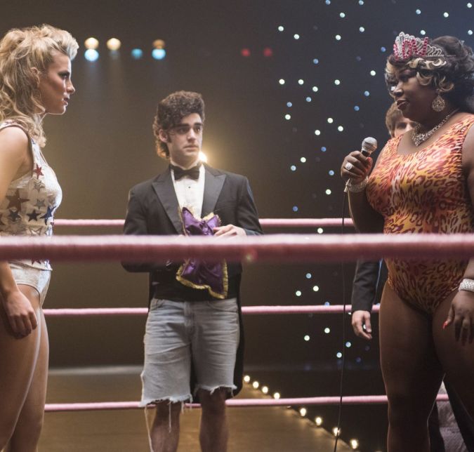 Muito laquê, brilho e collants justinhos! Também da Netflix, a série GLOW mostra um grupo de mulheres que fazem luta livre em uma espécie de reality show semanal.