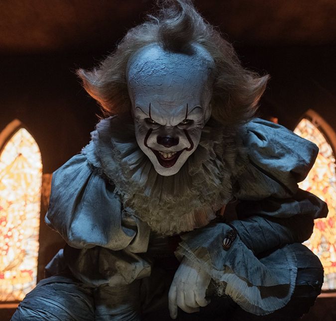 It - A Coisa, que estreou em 2017 nos cinemas brasileiros, lembra muito Stranger Things: o clima de terror, um grupo de crianças que tentam resolver o mistério do palhaço Pennywise, e até mesmo as bicicletas. O filme é inspirado no livro de Stephen King.