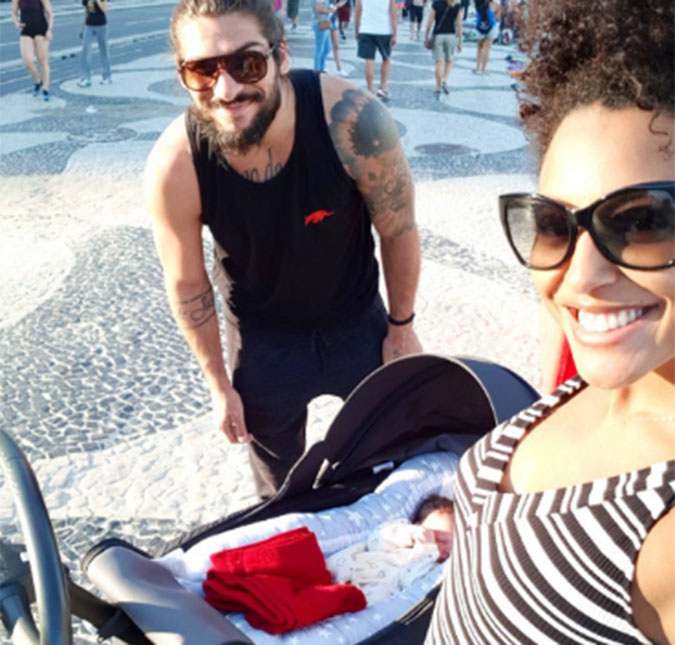 Sheron Menezzes mostra filho recém-nascido em primeiro passeio