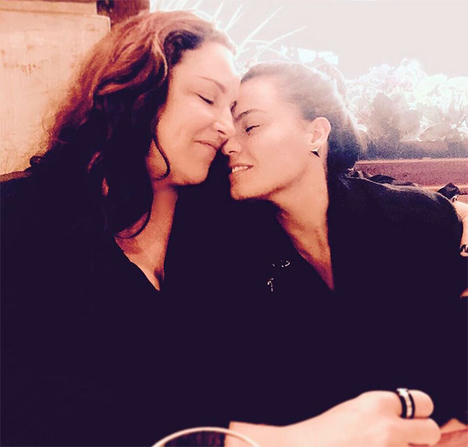 Letícia Lima se pronuncia sobre namoro com Ana Carolina: <i>- Não estava no armário, estava em uma festa no closet!</i>