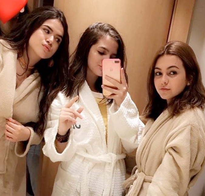 Mel Maia, Klara Castanho e Maisa Silva posam juntas em bastidores de filme