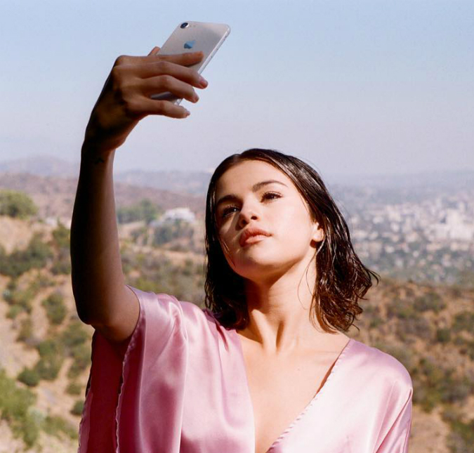 Selena Gomez aparece à vontade em clipe vertical de <i>Wolves</i>, assista!