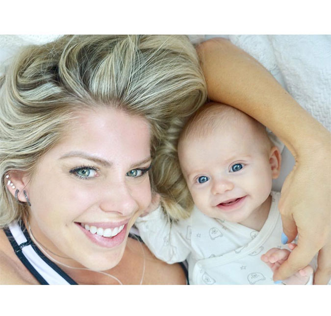 Karina Bacchi compartilha vídeo de Enrico sorrindo