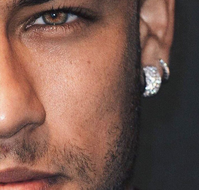 Neymar usa brinco que seria de Bruna Marquezine!