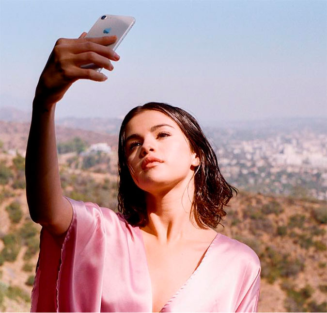 Selena Gomez divulga versão acústica de <i>Wolves</i> e <i>It Ain't Me</i>, confira!